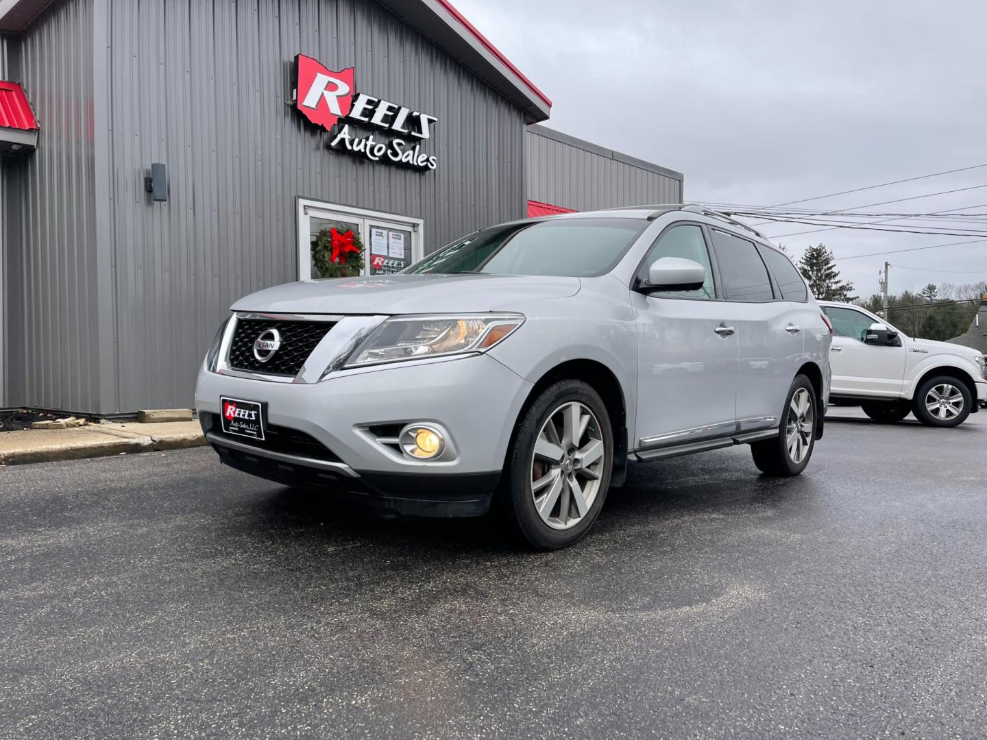 2013 Silver /Black Nissan Pathfinder Platinum 4WD (5N1AR2MM1DC) with an 3.5L V6 DOHC 24V engine, Automatic transmission, located at 547 E. Main St., Orwell, OH, 44076, (440) 437-5893, 41.535435, -80.847855 - Photo#0